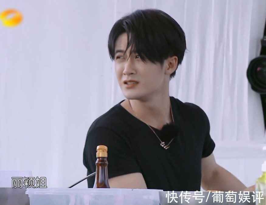 趙麗穎|趙麗穎回歸《中餐廳5》，黃曉明反應(yīng)太搶鏡，兩人關(guān)系如何很顯然