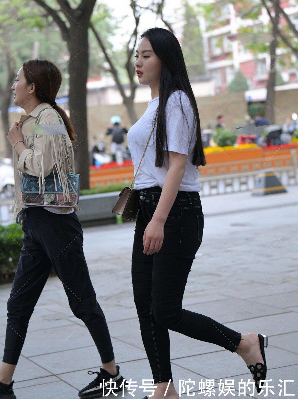 白色t恤|紧身牛仔裤搭配尖角凉鞋,简约时尚,性感大方