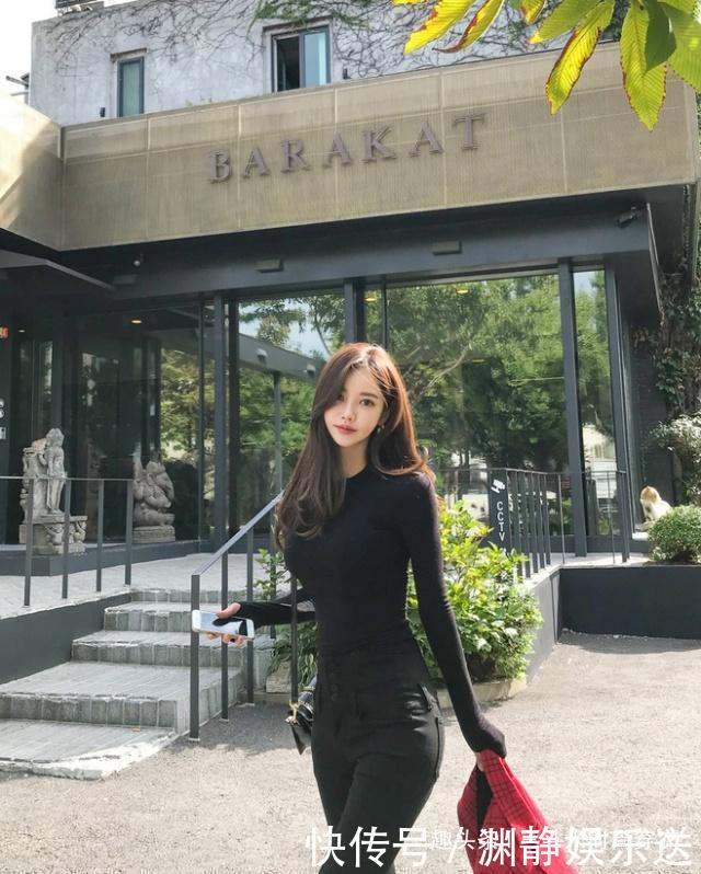 紧身牛仔裤，气质穿搭，让美女非常时尚有魅力！