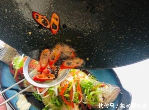 去腥|清蒸鱼,直接淋豉油鱼就“废了”!多做一步,能去腥,鱼肉也更鲜嫩!