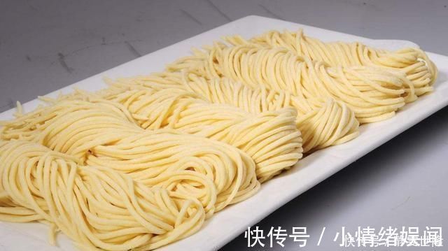 做手擀面时,不要直接和面,加入这两样,面条更筋道爽滑