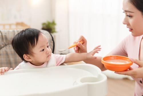 小朋友们|家里宝宝喂饭成难题,掌握这几个方法,父母轻松让孩子吃饭