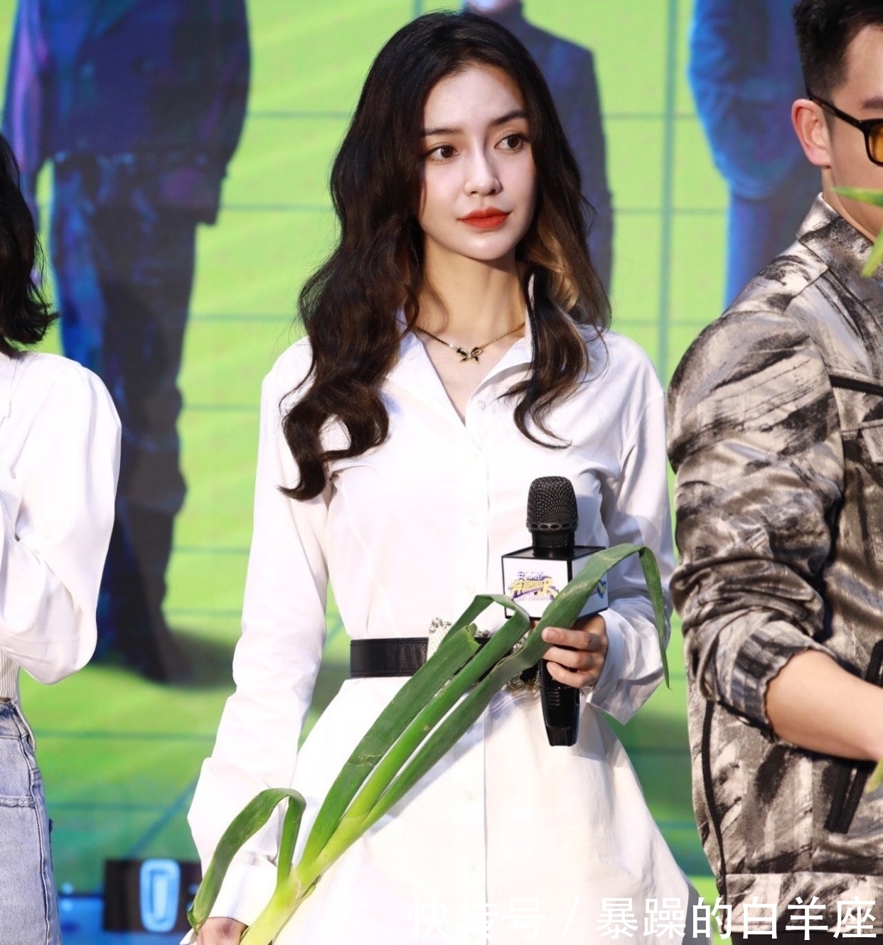 Angelababy现身跑男发布会,白衬衫化身为“礼服裙”,好会穿。