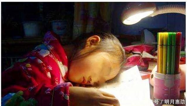 孩子|“妈妈你让我多睡一会”,孩子熬夜赶作业,留下纸条就这样离开了