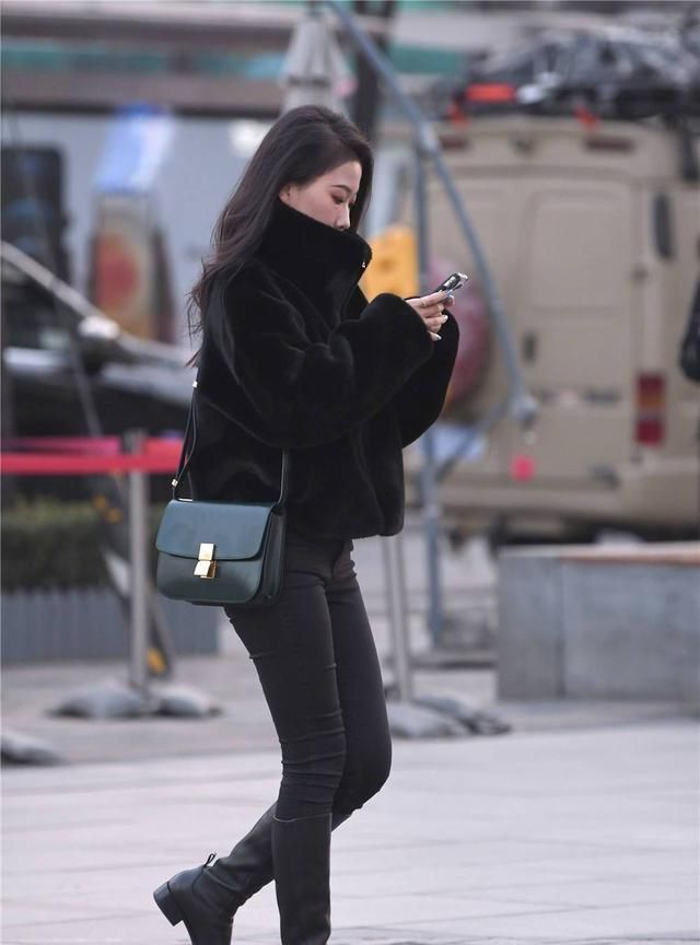 冬天可以选择黑色穿搭，黑色要搭配出层次感，要注意服装材质