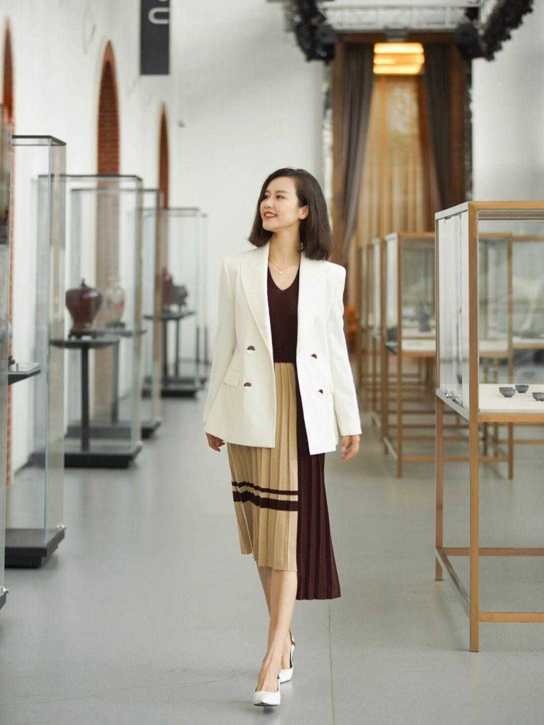 休闲|普通女孩该怎么穿才洋气?白色西服搭配百褶裙干练精致,优雅大气