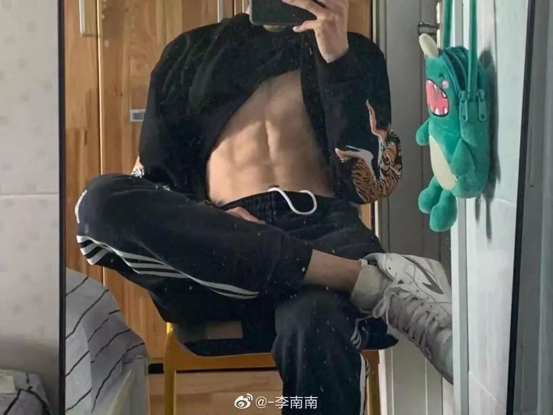 男生|“男生腹肌对女生的吸引力有多大?妈妈我又恋爱了啊啊啊!”