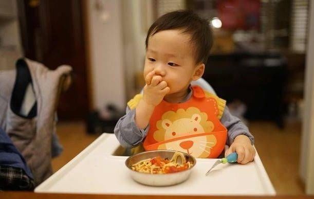 家长|孩子不吃饭该不该“饿一顿”?答案跟你想的不一样,父母别做错了