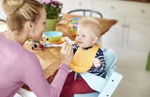 小朋友们|家里宝宝喂饭成难题,掌握这几个方法,父母轻松让孩子吃饭