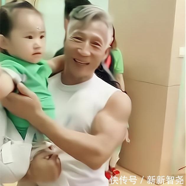 自律|60岁爷爷去幼儿园接孙女,身材成焦点,很多年轻爸爸自愧不如