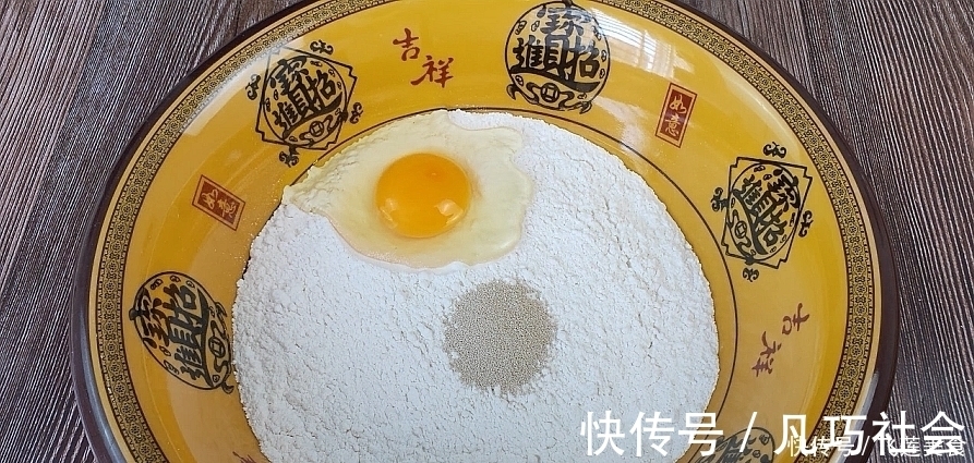 电饭锅不要只煮米饭了，教你用“电饭锅蒸馒头”，吃一次就上瘾