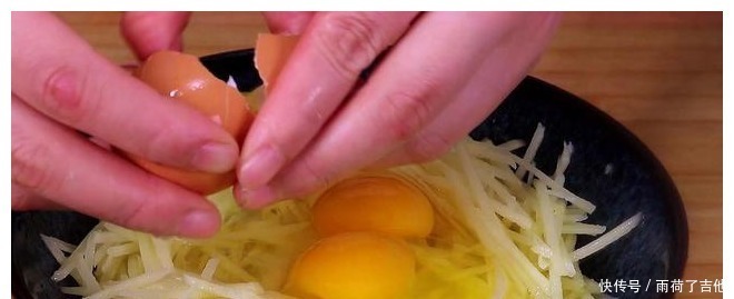 鸡蛋|土豆丝里打3个鸡蛋，居然这么好吃，我家一周吃7次，上桌就扫光！