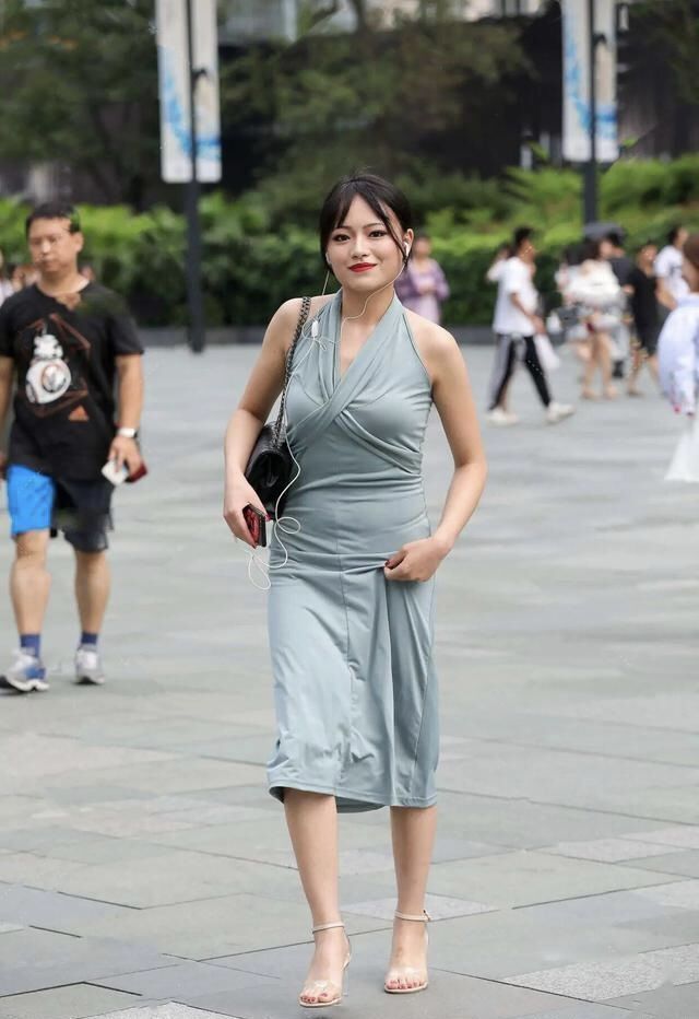 身材高挑 时髦潮流的“挂脖裙”,稍微改变一下穿搭,展现了优雅的女神范!