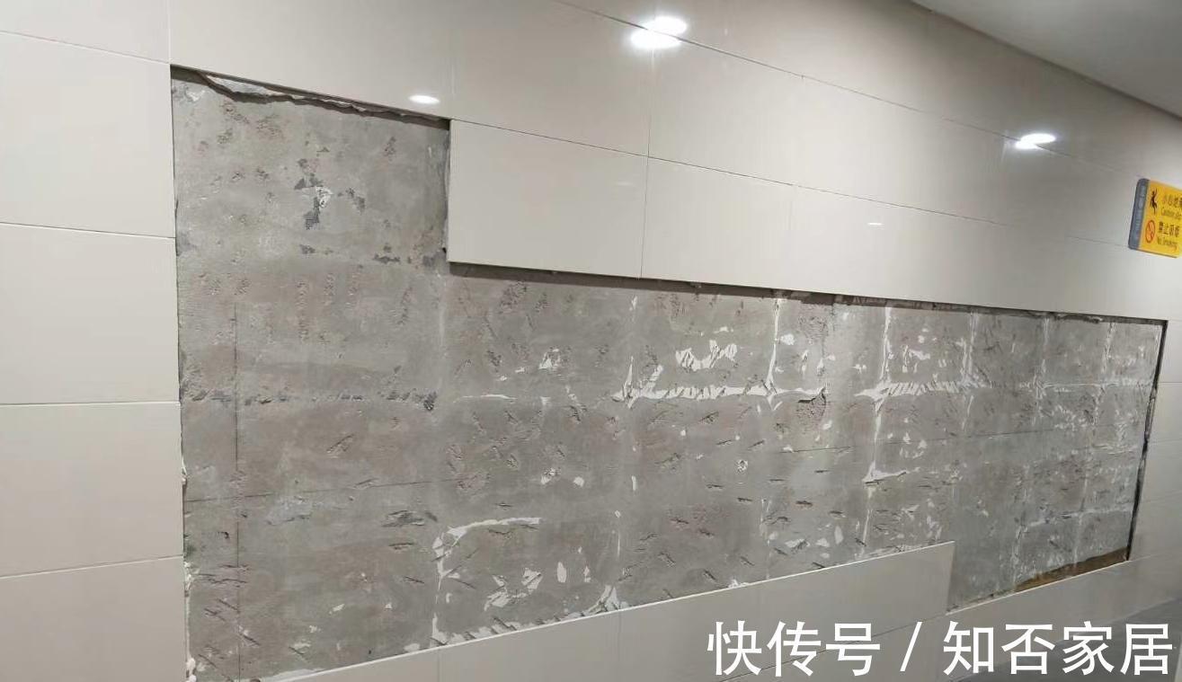 瓷砖|入住不到一年,墙砖哗哗往下掉,维修工人:施工时关键步骤忘了做