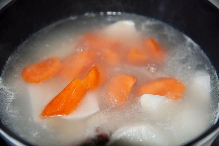 白胡椒粉|白萝卜搭配羊排骨一起煲汤，鲜美滋补营养高，天冷要常喝