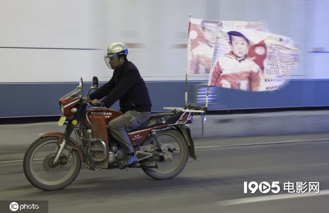 郭刚堂骑摩托车寻子