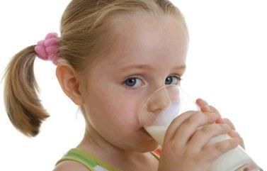 喝牛奶|睡前多久喝牛奶比较好？小孩晚上睡觉前喝牛奶好吗？