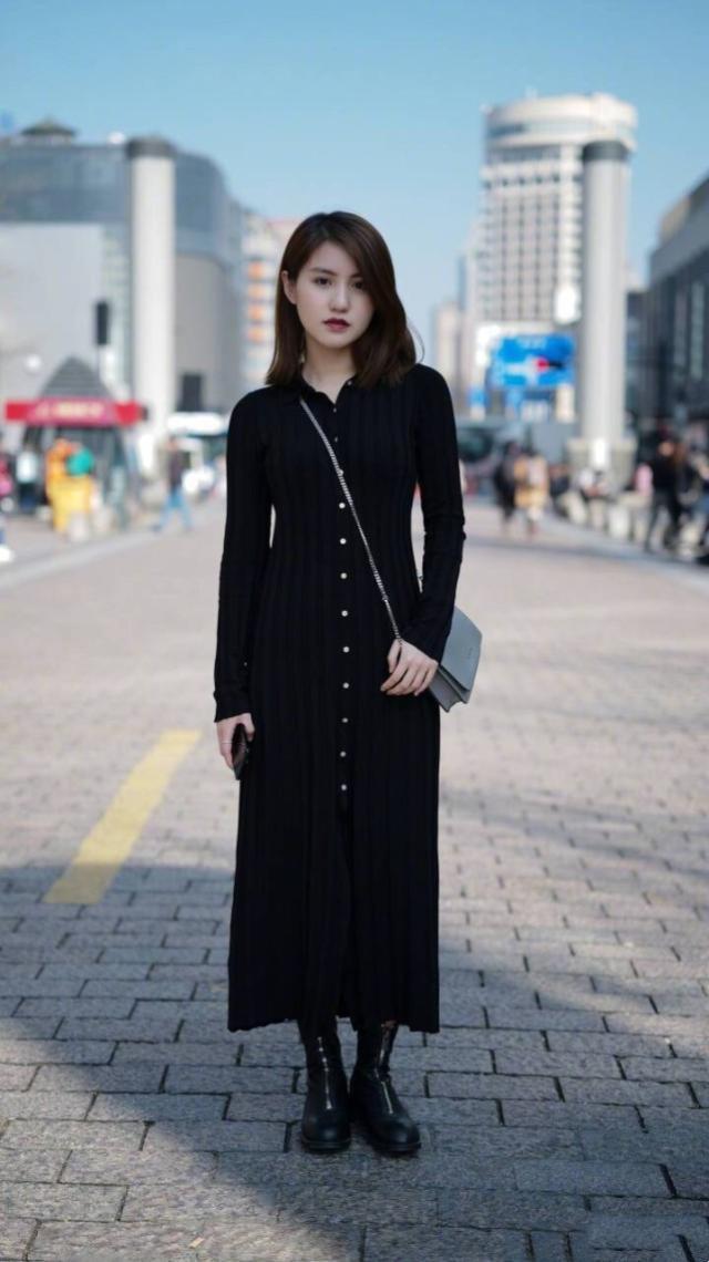 街拍:清新靓丽的时尚美女,灰色连衣裙柔美大方,活力十足