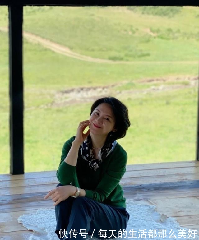 构造 奔六的女人会搭配更有魅力,学习她的减龄穿搭术,时尚优雅很高级!