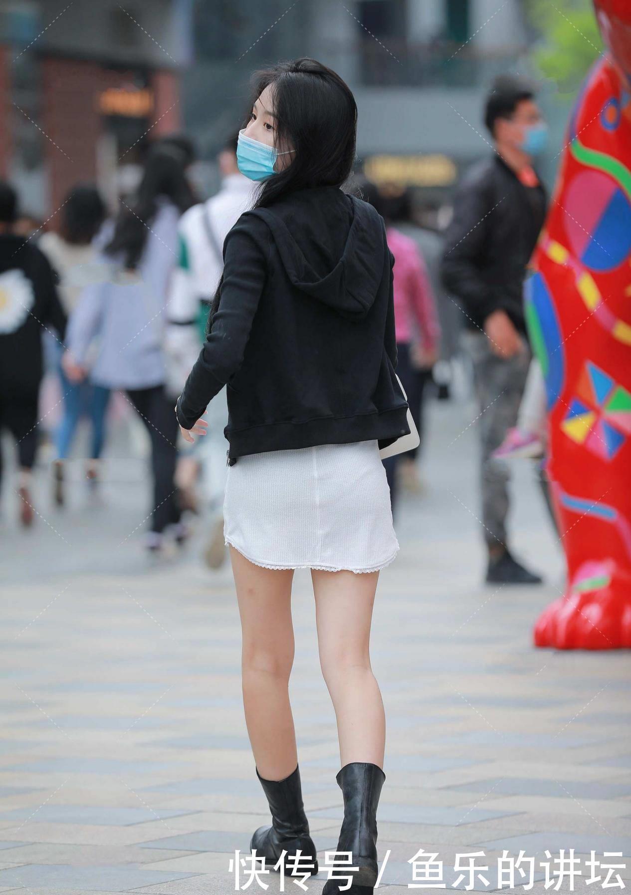 高跟鞋|白色修身裙,搭配黑色马丁靴,经典甜美