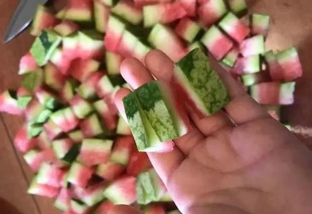 西瓜皮养花好处多,盆里加一点,花儿蹭蹭长