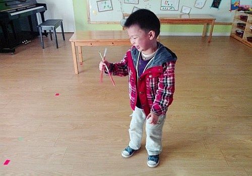 大战|俩儿子“奶粉大战”，无奈老爸开启自闭模式，网友：爸爸太可爱了