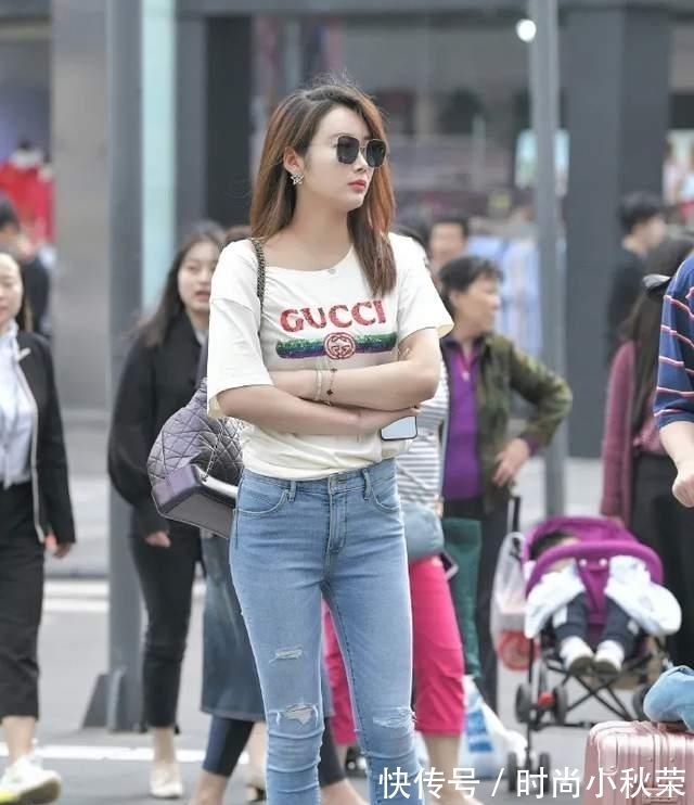 t恤|时尚短袖圆领T恤,搭配破洞九分牛仔裤,穿出休闲又爽朗的风格
