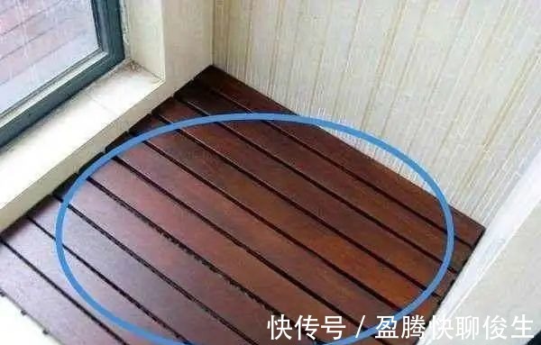 地面|卫生间洗澡老摔跤,老师傅给我家铺上这个,简直太完美了!