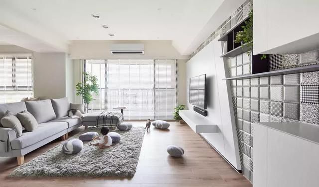 阳台|客厅连接阳台,要不要装隔断门?幸好我精明,一锤下去赚了好几万