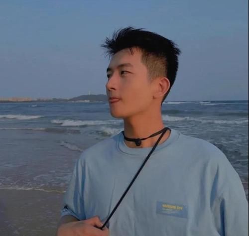 初夏男生发型也别瞎剪，2021年当下流行的男生发型图鉴参考！