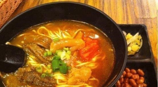 吴京面馆营业,去吃一碗“战狼面”,检查并问三遍对吗