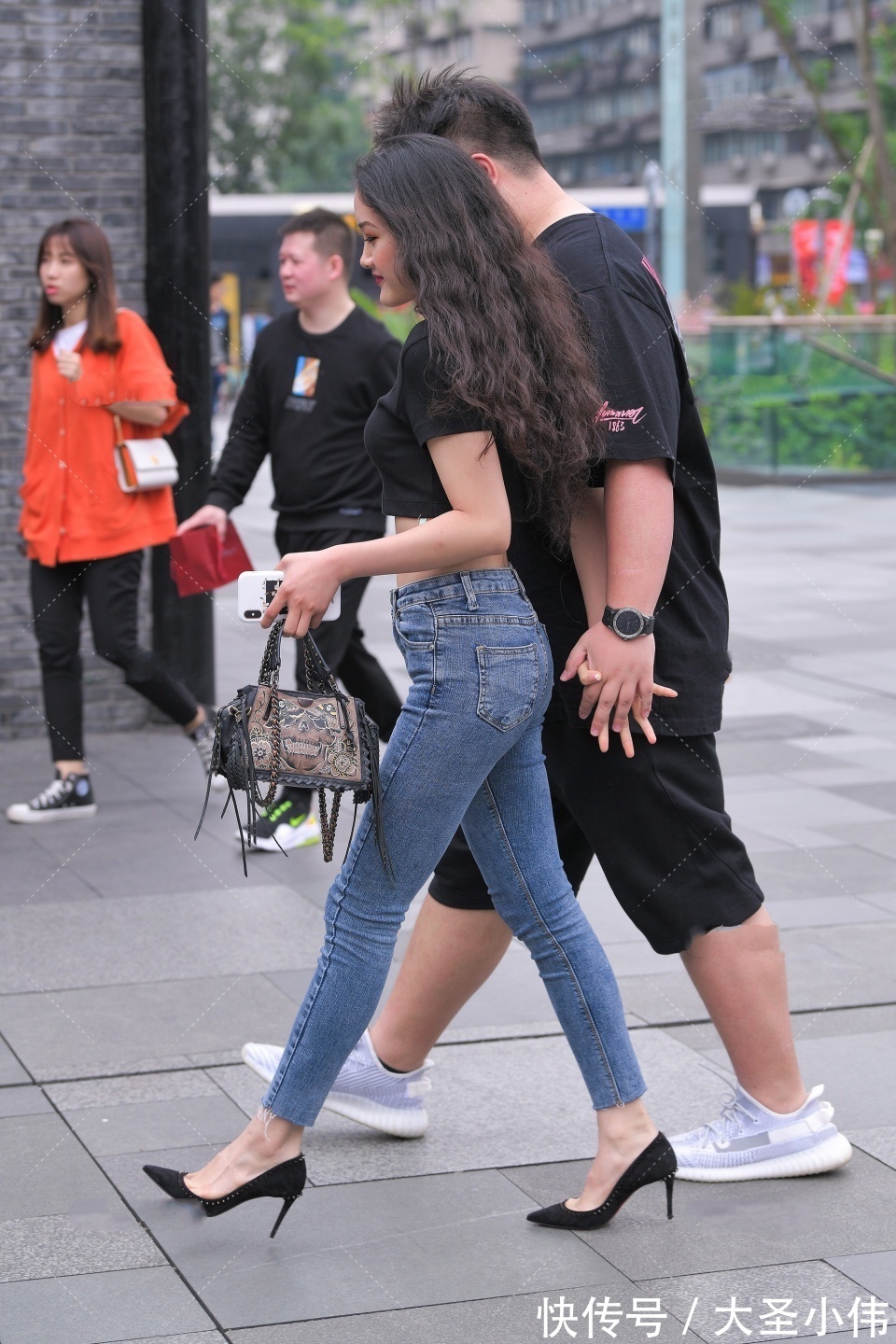 甜酷风|美女街拍：玲珑精美的穿搭，仙气满满，增加一丝少女感，谁做她男朋友要珍惜