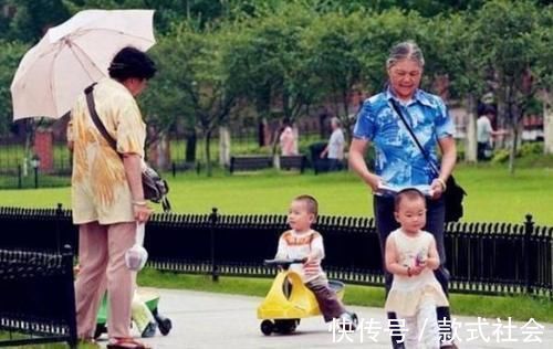 宝宝|40岁妈妈遛娃碰到40岁奶奶，虽年龄相当，差距却一目了然