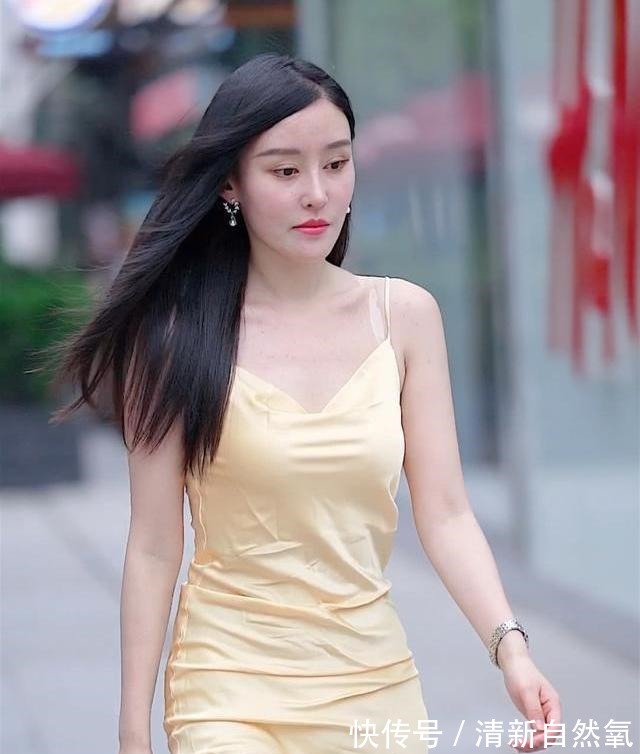 真丝 姐姐穿了一件真丝吊带裙，显示出成熟智慧的魅力！