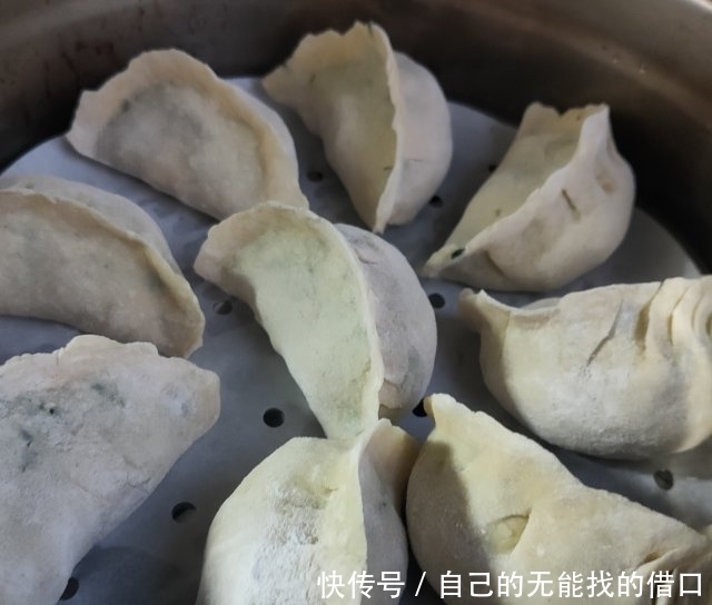 玉米面野菜鸡蛋蒸饺,吹弹可破,吃起来筋道美味