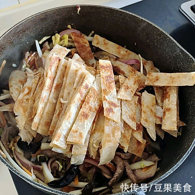 手抓饼|寒冷与温暖之间只差一碗手抓饼新吃法-牛肉炒饼