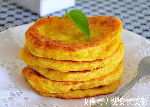 半个南瓜，3个鸡蛋，教你做好吃的鸡蛋饼，喷香诱人，上桌不够吃