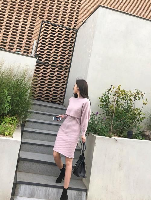  婉心|美女穿搭：小姐姐爱穿粉色针织套装，一顾倾城，貌婉心娴！