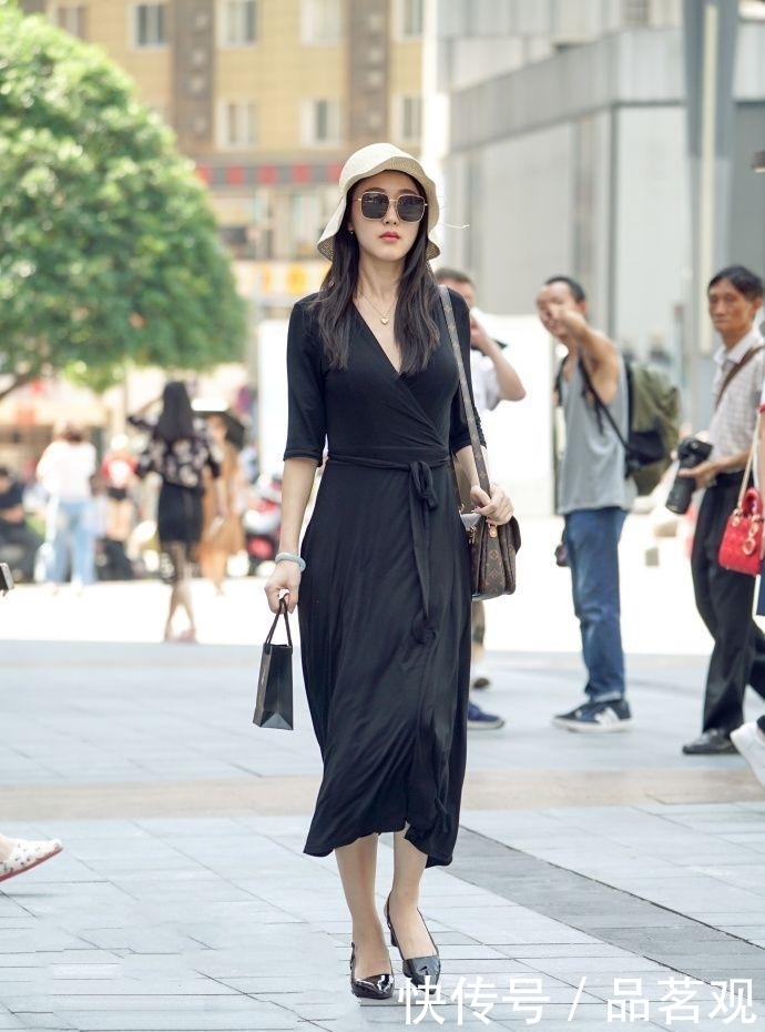 辣妈|街拍: 辣妈也有好身材, 从不吝啬自己的美