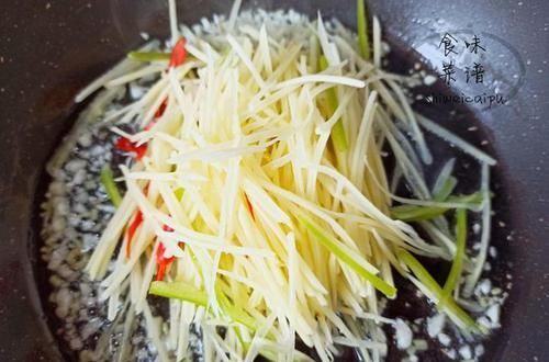  炒土豆丝，很多人做错这一步，后放醋还是先放醋？顺序不对特难吃