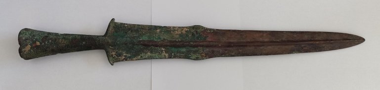 内蒙古敖汉旗警方追回一件西周青铜短剑