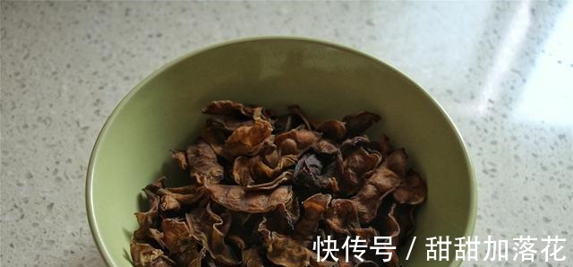 新鲜不起眼的菜，晒干太抢手，冬天和肉一起炖，全家大小都喜欢吃！