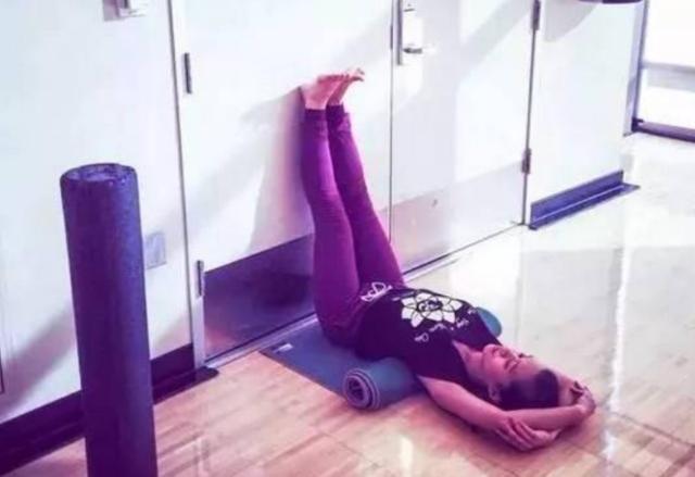 睡眠质量|女人坚持每天“靠墙抬腿”，会发生哪些改变别明白的太晚！