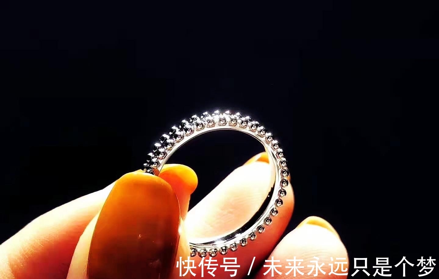 手链|戒指与手链巧妙搭配,叠戴与复古的珠宝工艺,让你体会不平凡