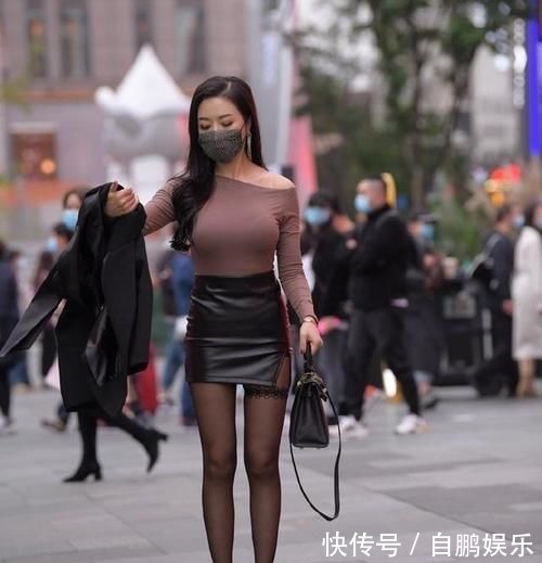 姑娘姐 美女脚上搭配着一双透明的高跟凉鞋,配上气质包包,显得时尚精致