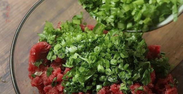 馅饺子|包芹菜饺子,有人焯水,有人直接包大厨都不对,教你正确做法