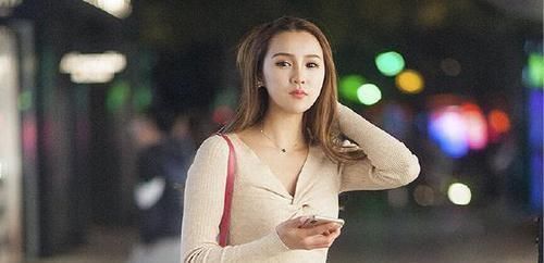 衣服|街拍简单有气质的清新甜美小姐姐,展示出欧美范