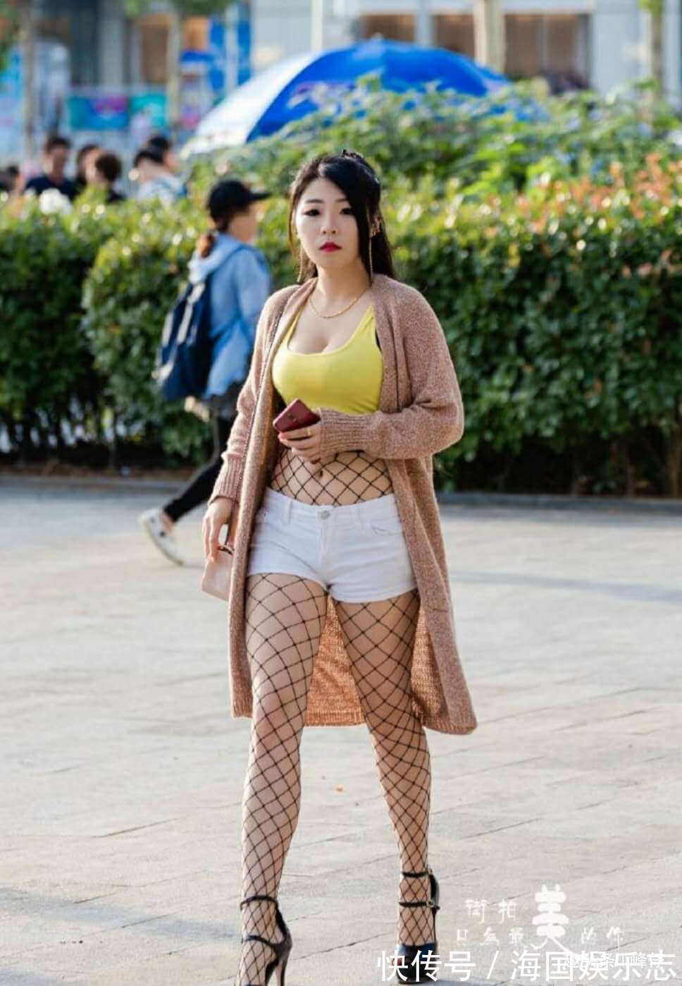小姐姐|街拍女神炎炎夏日,少不了牛仔短裤,给你想要的苗条
