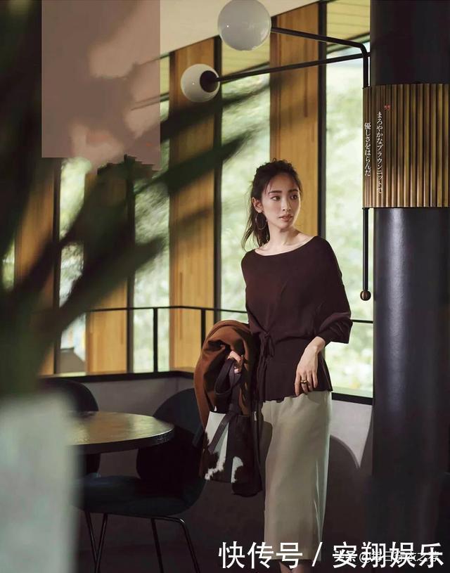 女人过了40岁,少穿黑裤子!日式新穿法:毛衣+裙子,又美又嫩