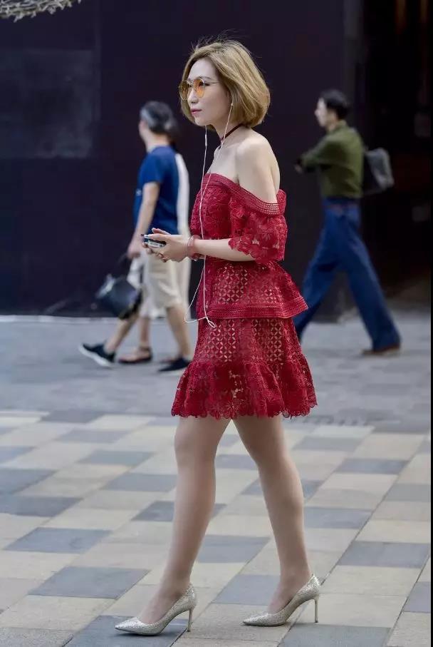 街拍美女穿着非常的清新,又很甜美,看起来很显白